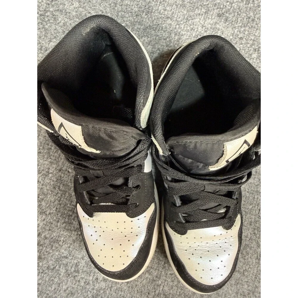 Air Jordan 1 Mid SE GS “Light Smoke Grey Shimmer” – Size 5.5Y / Women’s 7